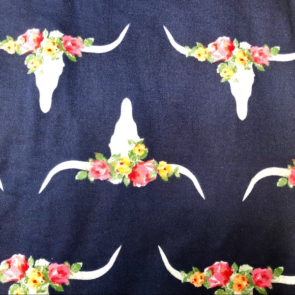 NWT Cowgirl Steer Skull Floral Print Tank Top - Picture 3 of 4